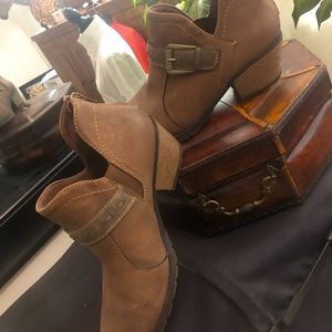 Earth origin bone brown ankle boots